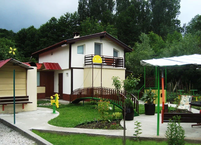 Вила БИМИ и зеленият двор